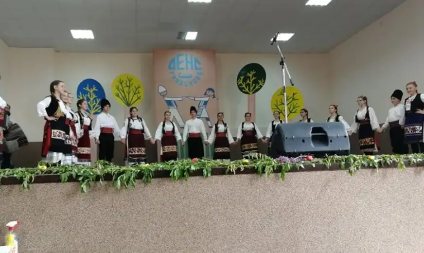 Dečja folklorna grupa KUD-a „Đorđe Genčić“ iz Velikog Izvora na 34. smotri narodnog stvaralašva dece Srbije u Badnjevcu kod Kragujevca