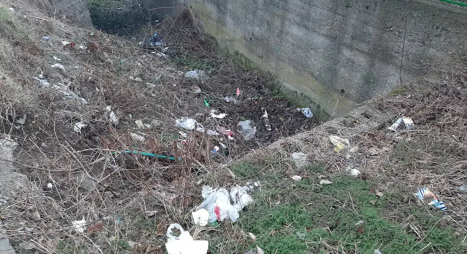 Jaruga u Omladinskoj ulici postala smetlište