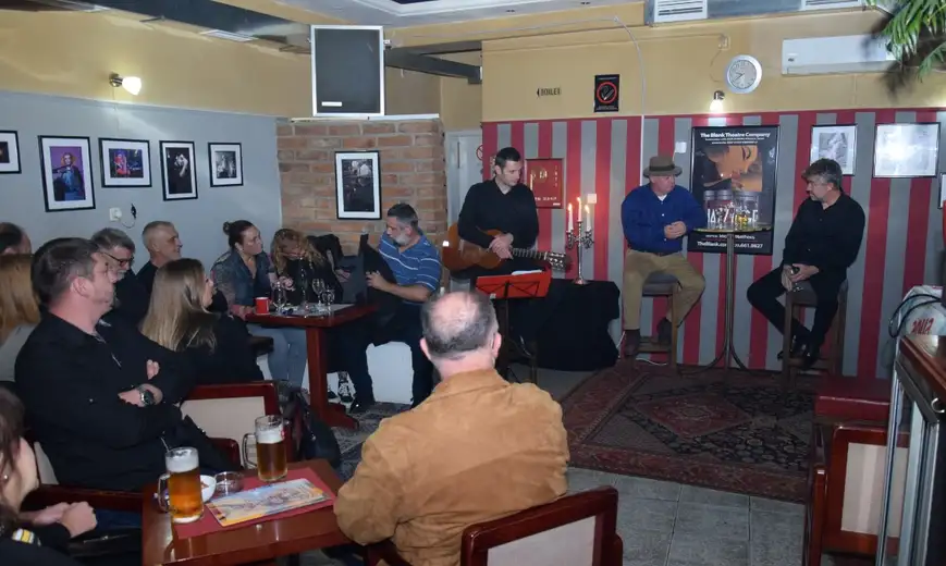 U okviru pratećeg programa Petog Festivala malih pozorišnih formi u „Džez kafeu 019“ izvedena predstava „Žena iz Porto Pima“