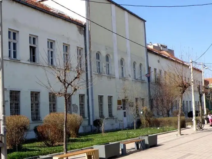 Tekijanka daruje paketiće ŠOSO "Jelena Majstorović"