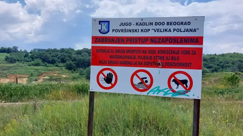 Dok opozicionari i građani negoduju zbog table na Rgotskom jezeru gde piše da je kupanje zabranjeno, iz Jugo Kaolina kažu da nikome ne zabranjuju kupanje ali je zakonska obaveza da se postavi tabla