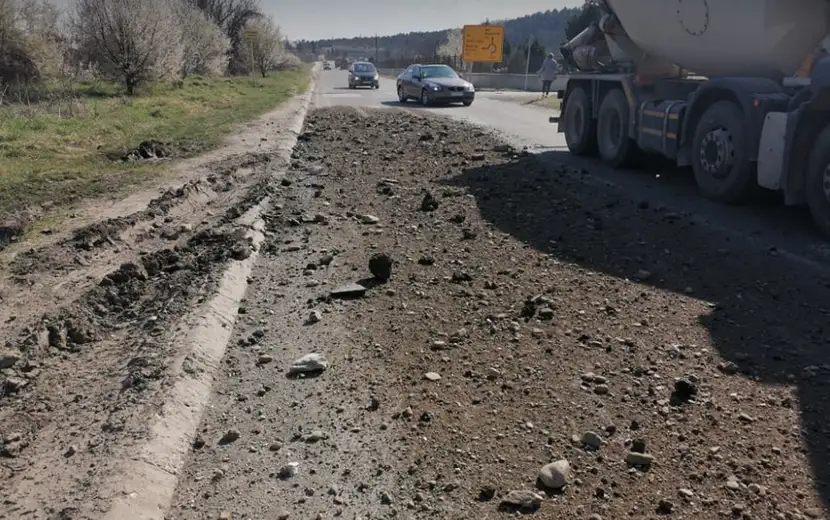 OPREZ: U ulici Miloša Obilića zemlja i kamenje na putu