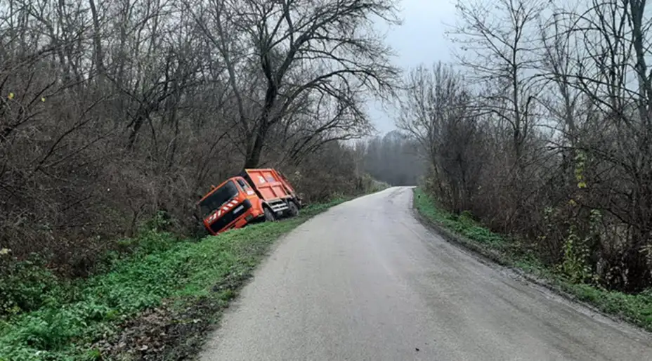 Kamion JKSP "Zaječar" sleteo u jarak