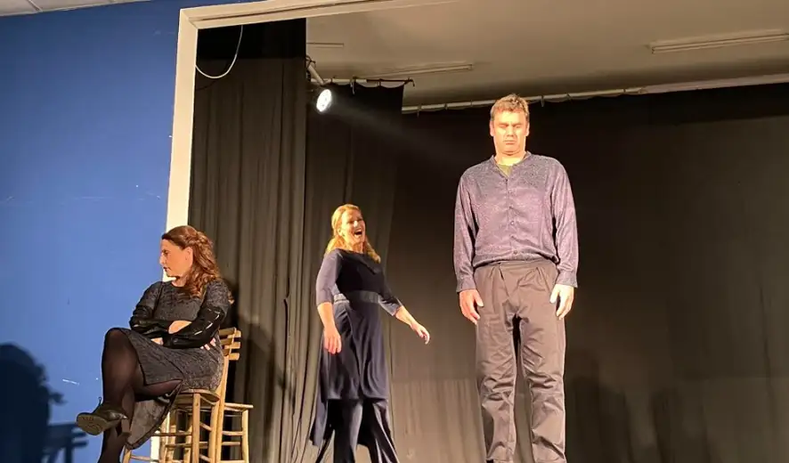 Odigrana predstava Kruševačkog pozorišta i Art teme „I svaki put kao da je prvi“