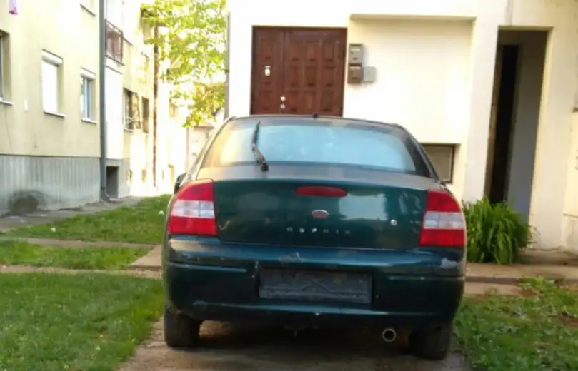 Prijavi problem: Automobil već mesecima stoji ispred ulaza stambene zgrade - nadležni ćute