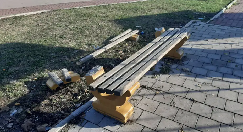 Vandali ne miruju: Polomljene klupe oko česme u Podlivu