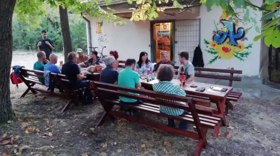 Postavljene nove klupe ispred planinarskog doma na Kraljevici