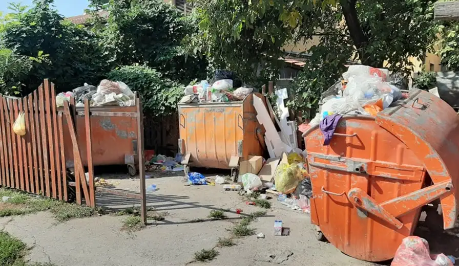 Prepuni kontejneri i razbacano smeće pored stambenih jedinica između ulica Kneginje Ljubice i Svetozara Markovića