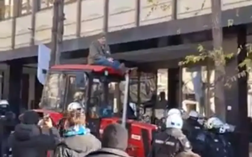 Incident na Slaviji: Kokanovića skidali s traktora, Petkovića privela policija zbog vređanja