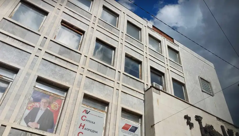 Opet se sa zgrade nekadašnjeg Komiteta obrušio deo fasade