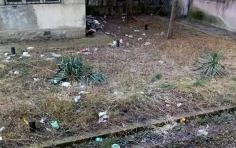 Prijavi problem: Prostor pored ambulante preuzeo ulogu toaleta