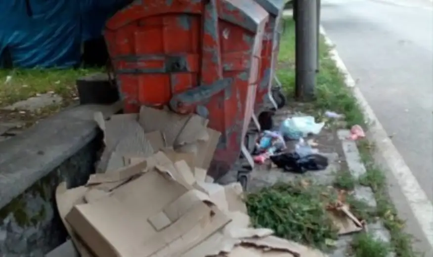 Muke stanara ulice 7. septembra sa punim kontejnerima