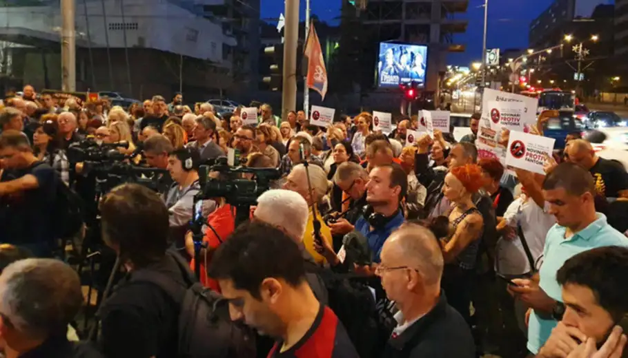 Protest novinara ispred Vlade Srbije: Ko su fantomi koji napadaju N1