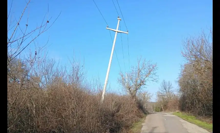 Nakon izbornog "naprednog" asfalta, u Šljivaru se sada nakrivile i izborne "napredne" bandere