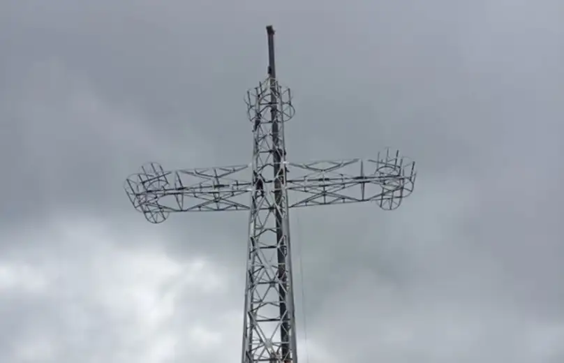 Krst od 33 metra postavljen na planini Stolovi kod Kraljeva