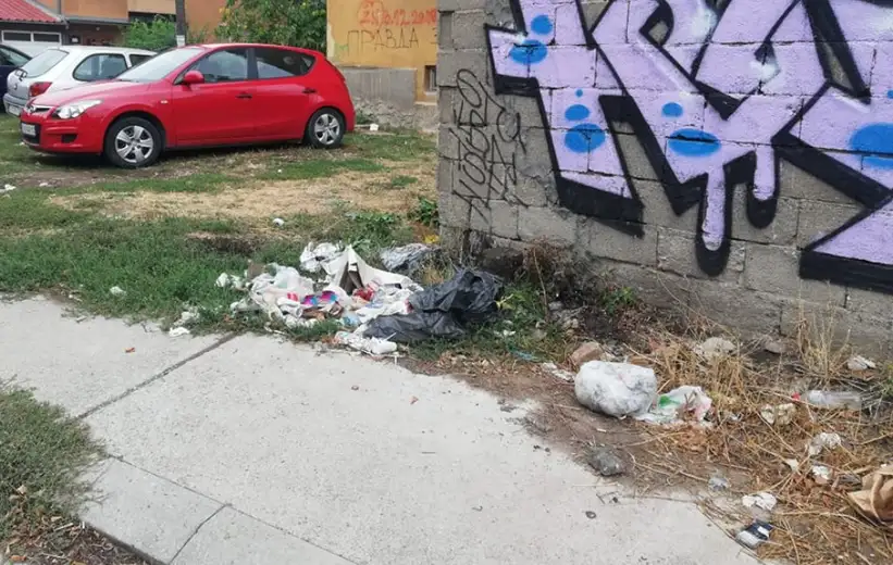 Prijavi problem: Smeće na trotoaru u Kutinskoj ulici u Zaječaru