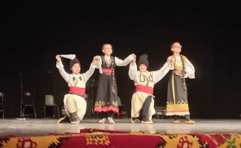Članovi starijeg dečijeg gradskog folklornog ansambla "ZO-RA" Zaječar, oduševili ljubitelje folklora u Lazarevcu