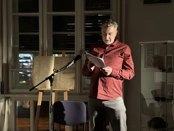 U galeriji Pozorišnog muzeja predstavljena knjiga ,,Lovac u pupoljcima”