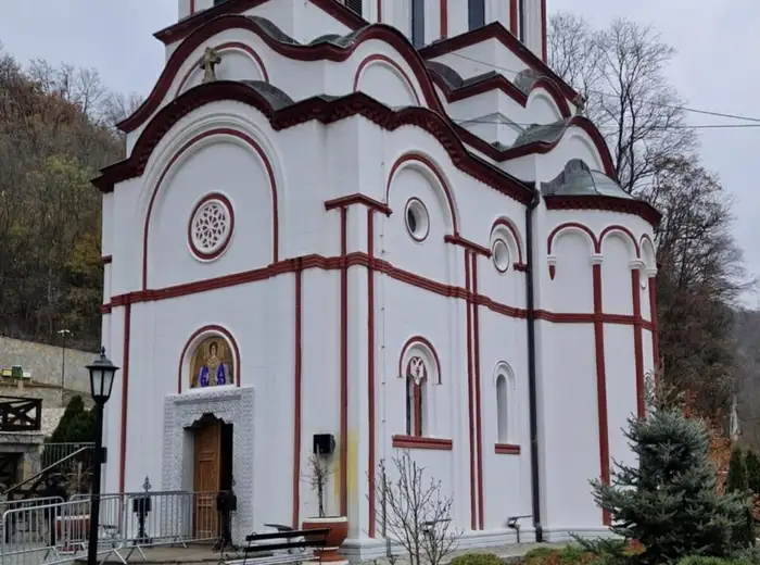 Manastir Tumane demantuje da finansira SNS