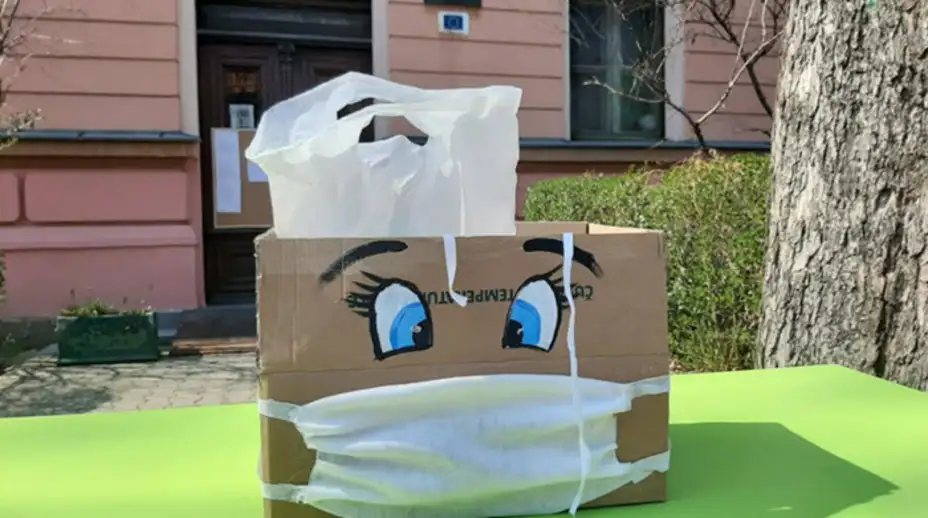 Nastavnik OŠ "Desanka Maksimović" Braniša Đorđević sa učenicima izrađuje maske