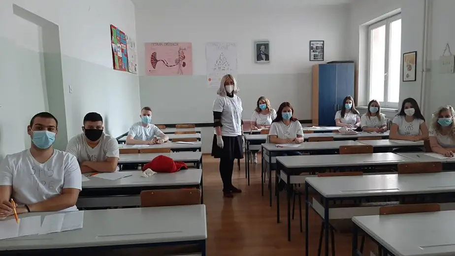 Maturanti M-43 Medicinske škole na majicama napisali poziv za pomoć za lečenje bolesne dece