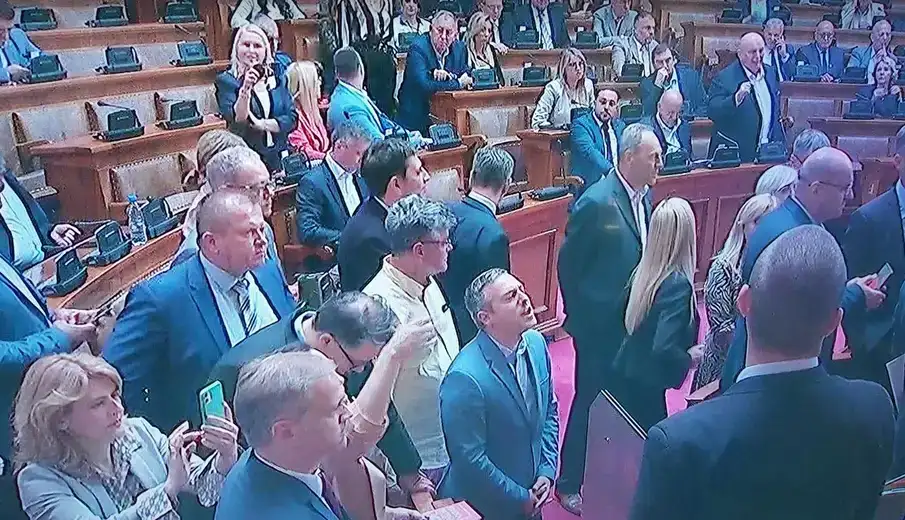 Metež u Skupštini – poslanici stoje i koškaju se