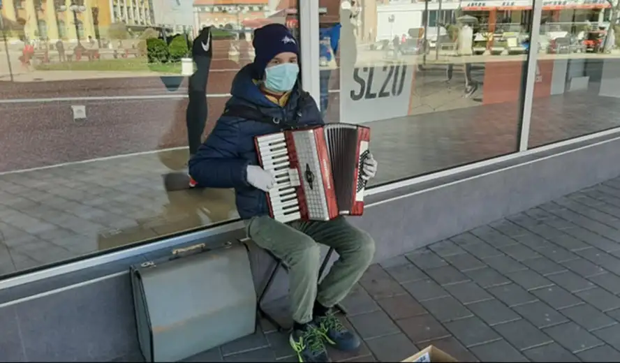 Milanče svima pokazao odgovornost: Sa maskom i rukavicama svira harmoniku