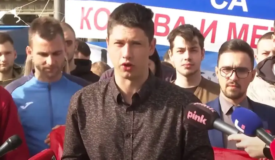 Vođa "studenata koji žele da uče" došao u kafić u Studentskom gradu, grupa okupljenih zviždala i gađala ga - Lončar i kamere odmah u Urgentnom