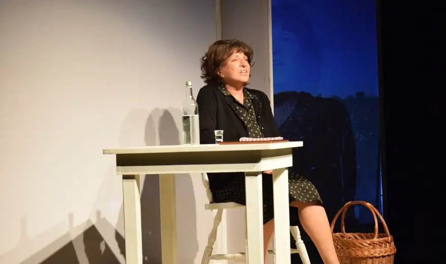 Publika u Zaječaru gromoglasnim aplauzom nagradila fantastičnu Mirjanu Кaranović za ulogu Petrije u monodrami Teatra na brdu iz Beograda "Petrijin venac"