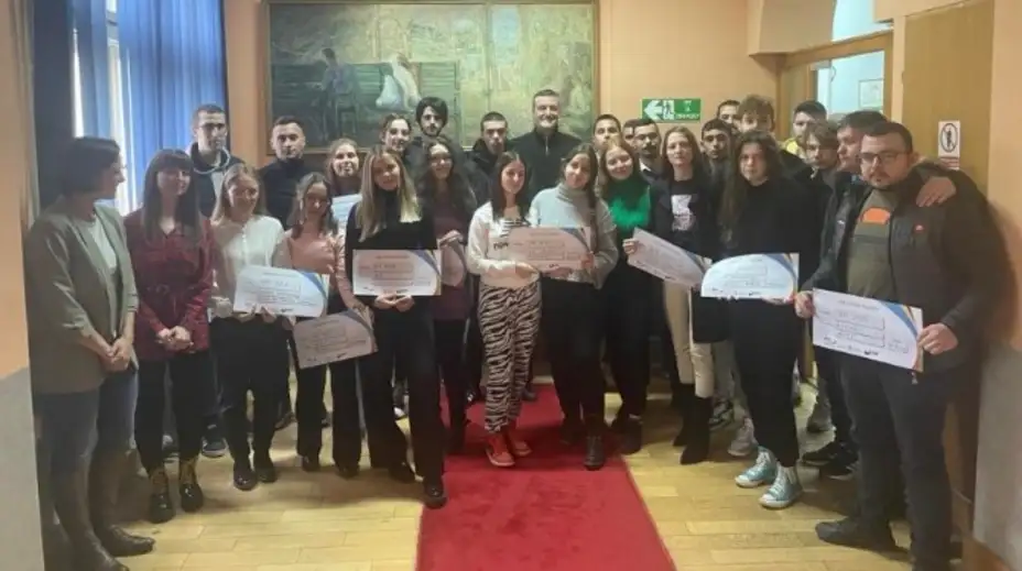 Uručеni ugovori nеformalnim grupama mladih u Zajеčaru: Finansijski podržano 13 projеkata