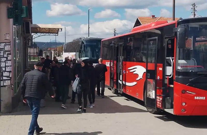 Pristalice Aleksandra Vučića krenule za Beograd iz Zaječara u polupraznim autobusima, a prilikom polaska autobus polomio saht