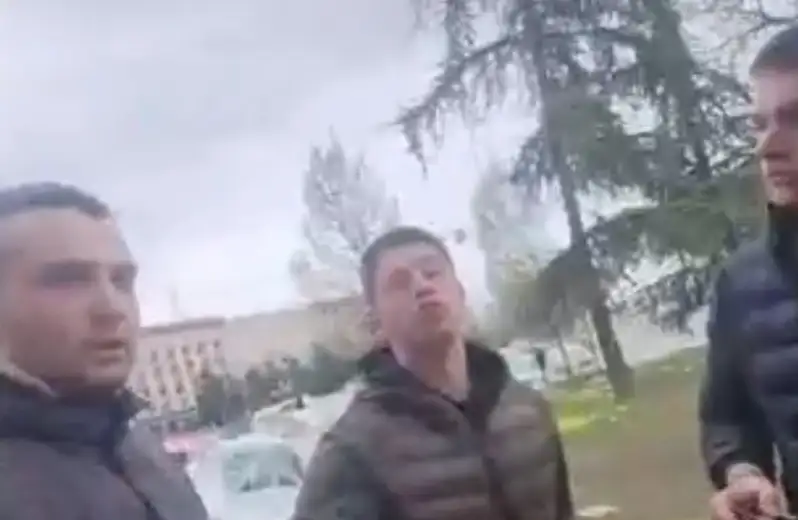 Pogledajte SNIMAK: Ko je koga udario i poprskao biber-sprejom