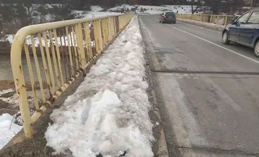 Nakon problema sa zaleđenim trotoarom u naselju "Višnjar", problem i sa trotoarom na mostu