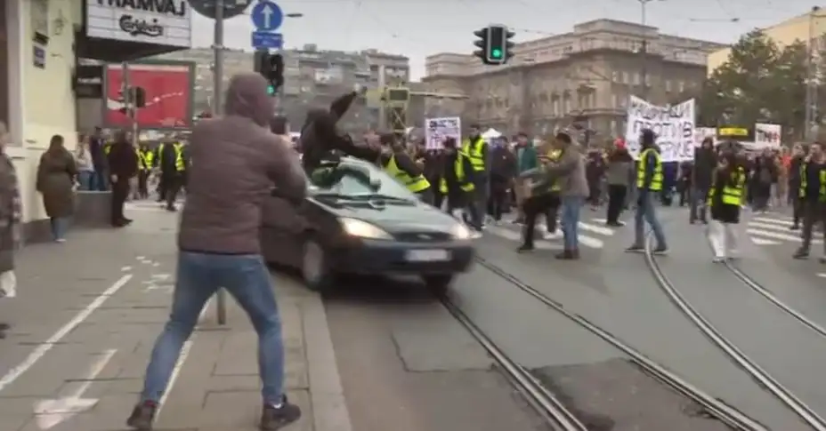 Automobilom udario i nosio na krovu studentkinju tokom odavanja pošte