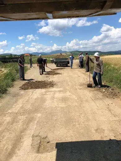 (Nad)realno: Kad  nema asfalta, dobra je i zemlja