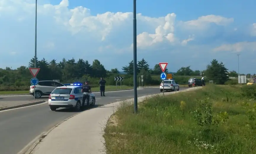 Saobraćajna nezgoda na kružnom toku kod mlekare