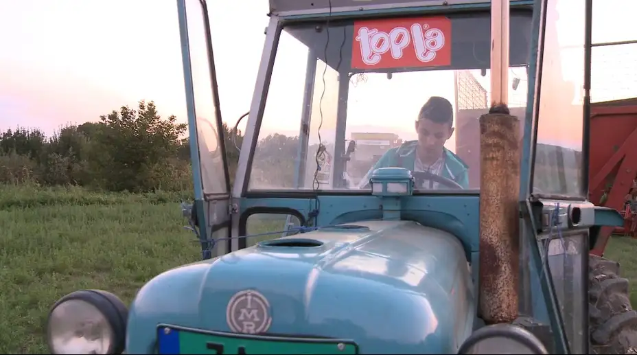 Najmlađi orač: Najviše volim da vozim traktor, a vozim i kombajn!