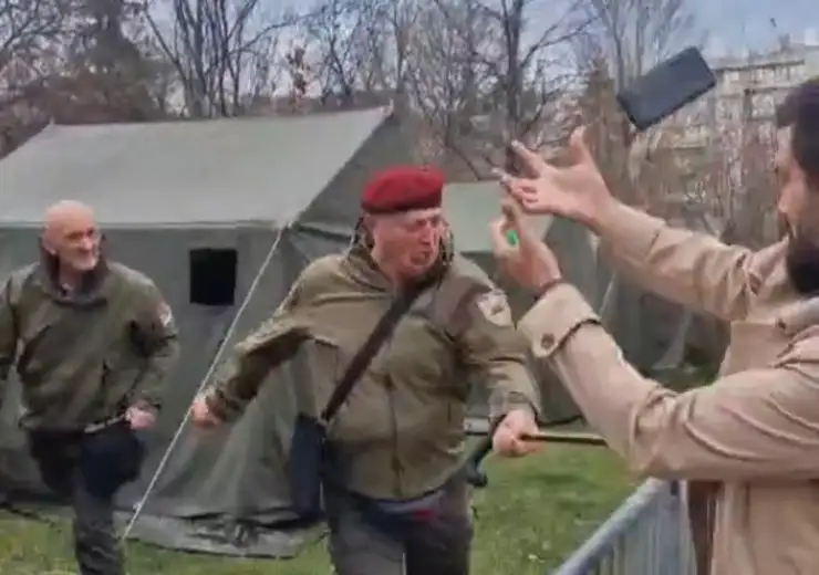 Veterani JSO postavili šatore u Pionirskom parku, jedan napao štapom građane koji su snimali