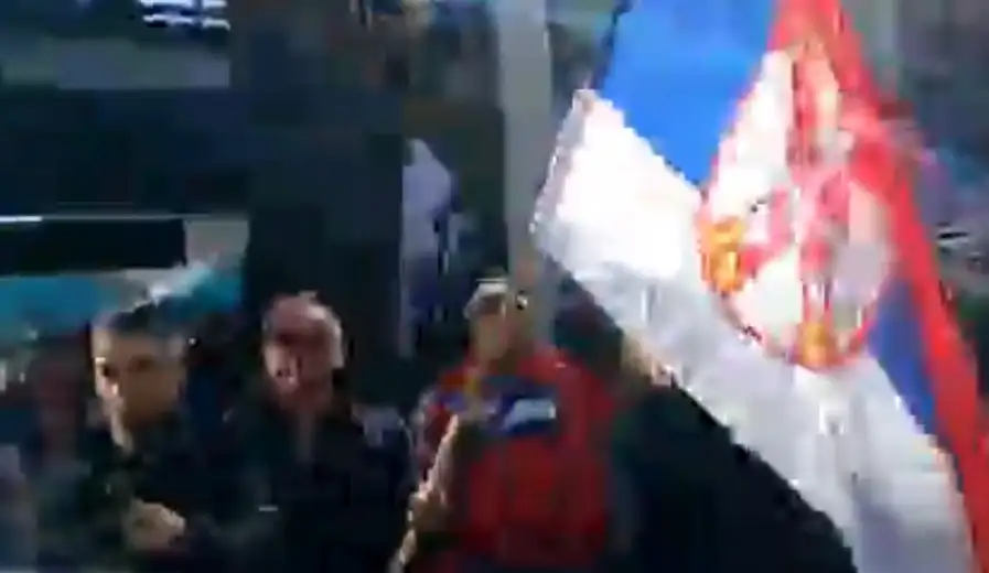 Naprednjaci u Rumi uoči 16 minuta tišine izveli trubače i opoziciji pokazivali srednji prst