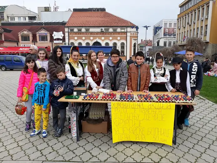 Deca pomažu deci: Učenici osnovnih škola "Hajduk Veljko" i "Đura Jakšić" prikupljali su pomoć za odeljenje dečije hirurgije