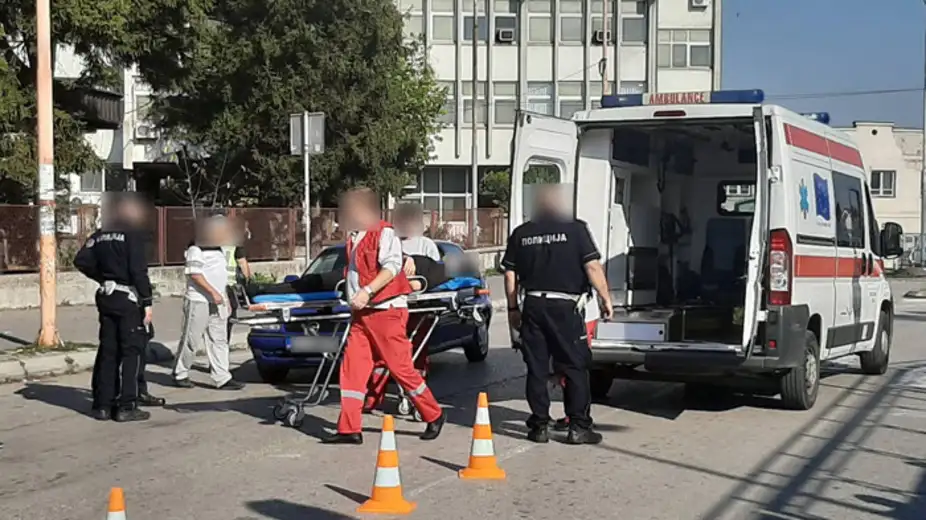 Saobraćajna nezgoda u Bulevaru Zorana Đinđića: Vozilo oborilo pešaka