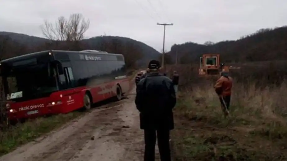 Autobus zbog blata sleteo sa puta