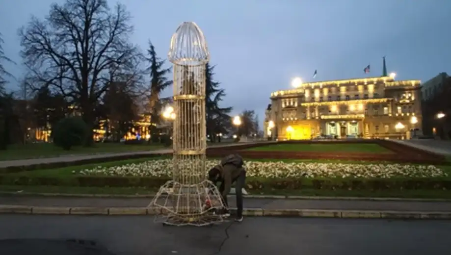 Nova skulptura ispred Skupštine grada: Zlatni “Keep light“