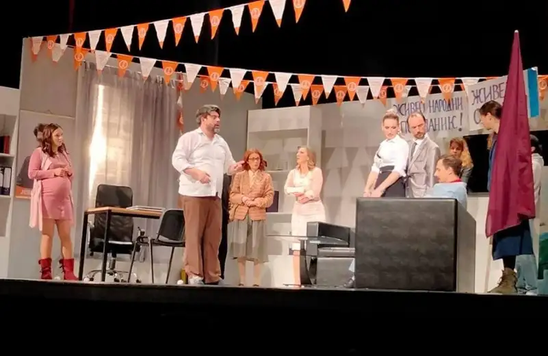 U Kladovu odigrana komedija zaječarskog pozorišta “Narodni poslanik”