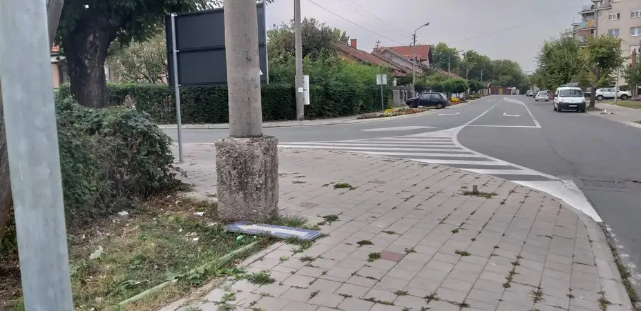 Saobraćajna signalizacija izaziva zabune: deo znakova nestao, deo oštećen