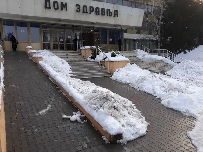 Kritika urodila plodom: Sneg i led uklonjeni sa prilaza!