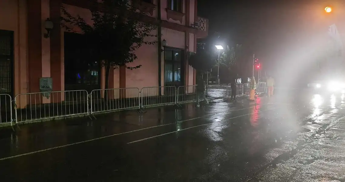 Kao da se spremaju za rat: Postavljena ograda ispred GU Zaječar