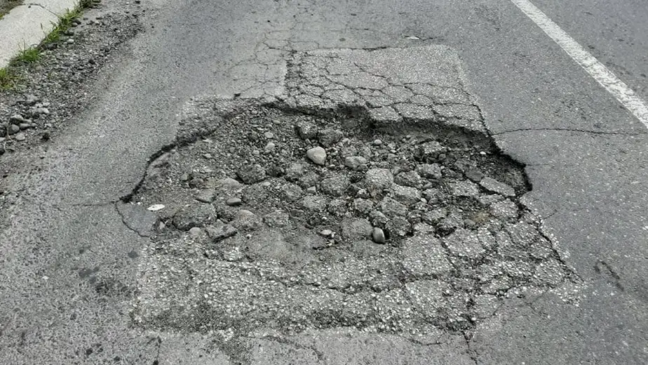 FOTO: Opasna i neobeležena udarna rupa mesecima noćna mora za vozače