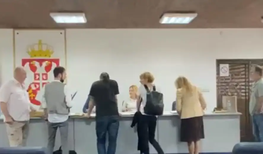 Opozicioni odbornici Skupštine opštine Majdanpek juče su blokirali rad sednice nakon što je vladajuća struktura odbila 12 dopunskih tačaka dnevnog reda