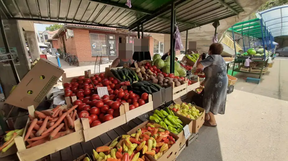 Bugarski virusolog: Ako primite AstraZeneku, jedite paradajz protiv ugruška